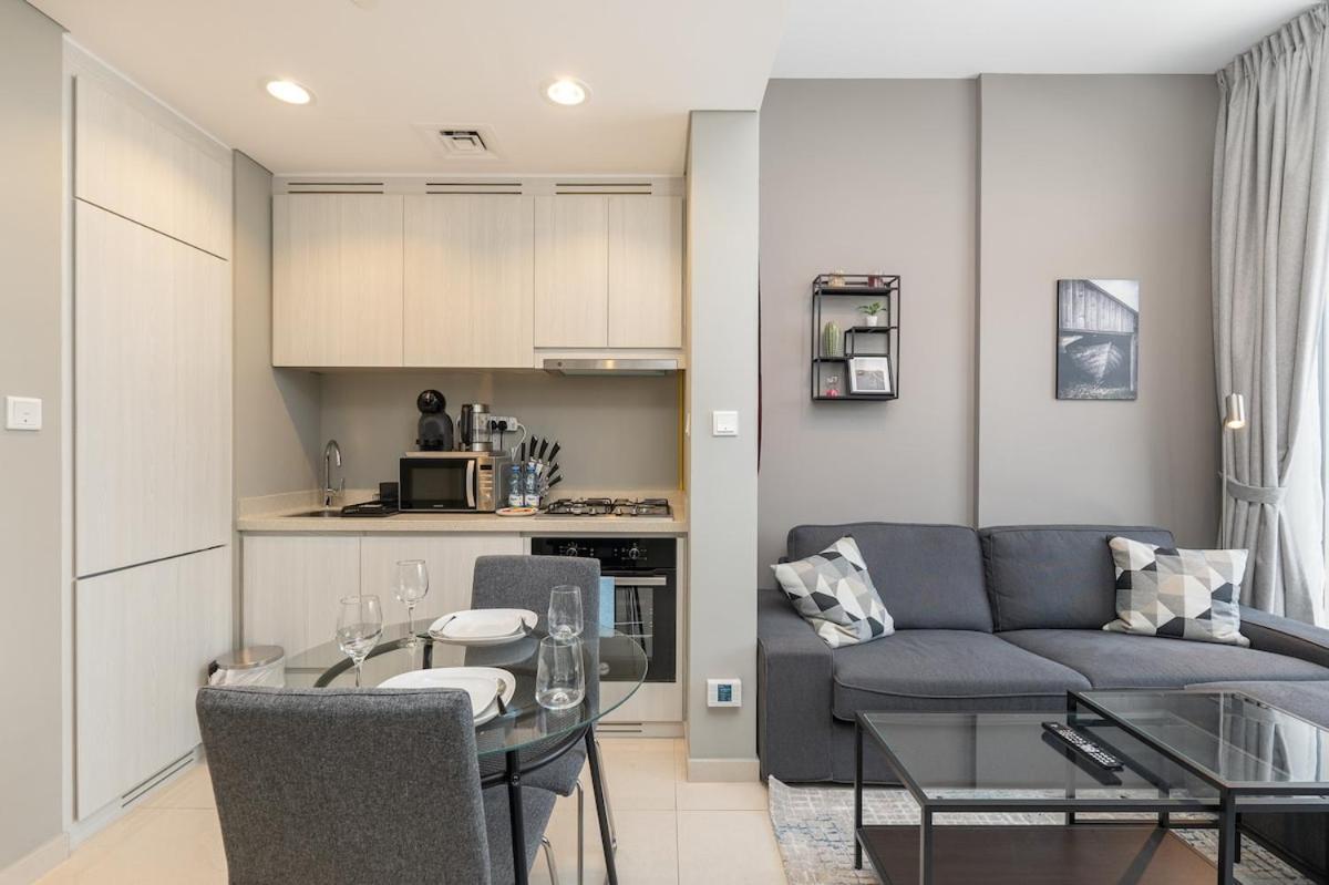 Stylish 1-bedroom With Stunning Canal Views At Business Bay