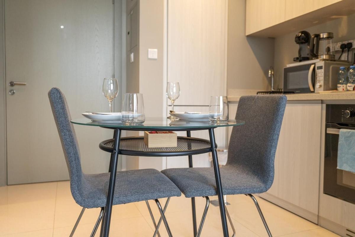 Stylish 1-bedroom With Stunning Canal Views At Business Bay Apartment *