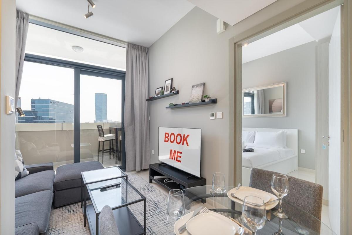 Stylish 1-bedroom With Stunning Canal Views At Business Bay Apartment *