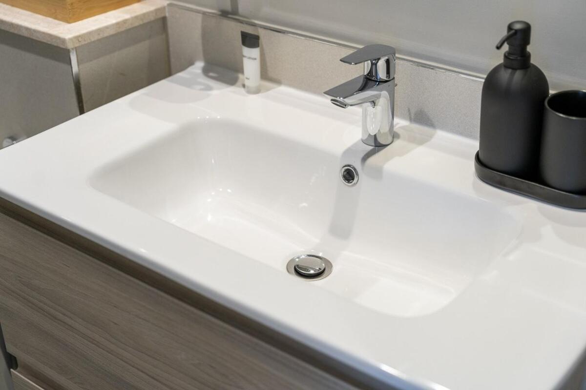 Stylish 1-bedroom With Stunning Canal Views At Business Bay * Dubai