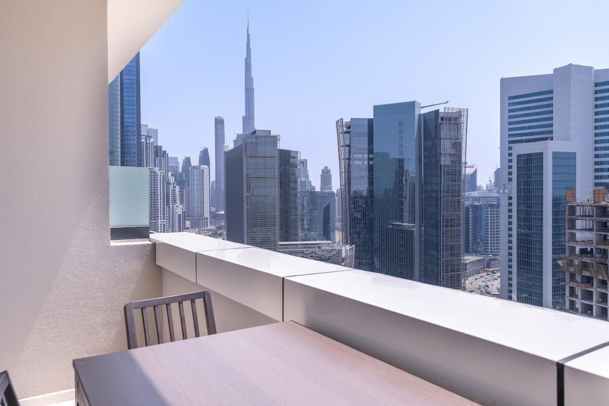 Stylish 1-bedroom With Stunning Canal Views At Business Bay Apartment *