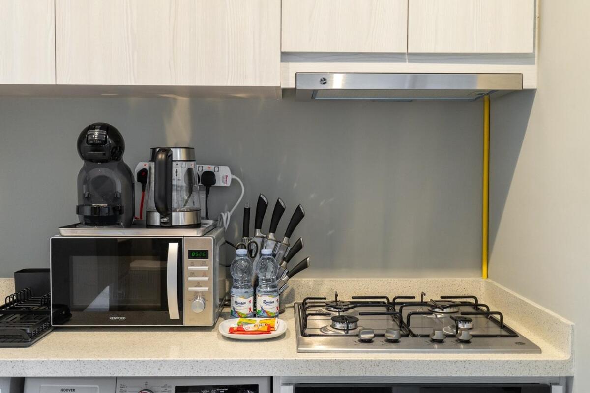 Stylish 1-bedroom With Stunning Canal Views At Business Bay Apartment
