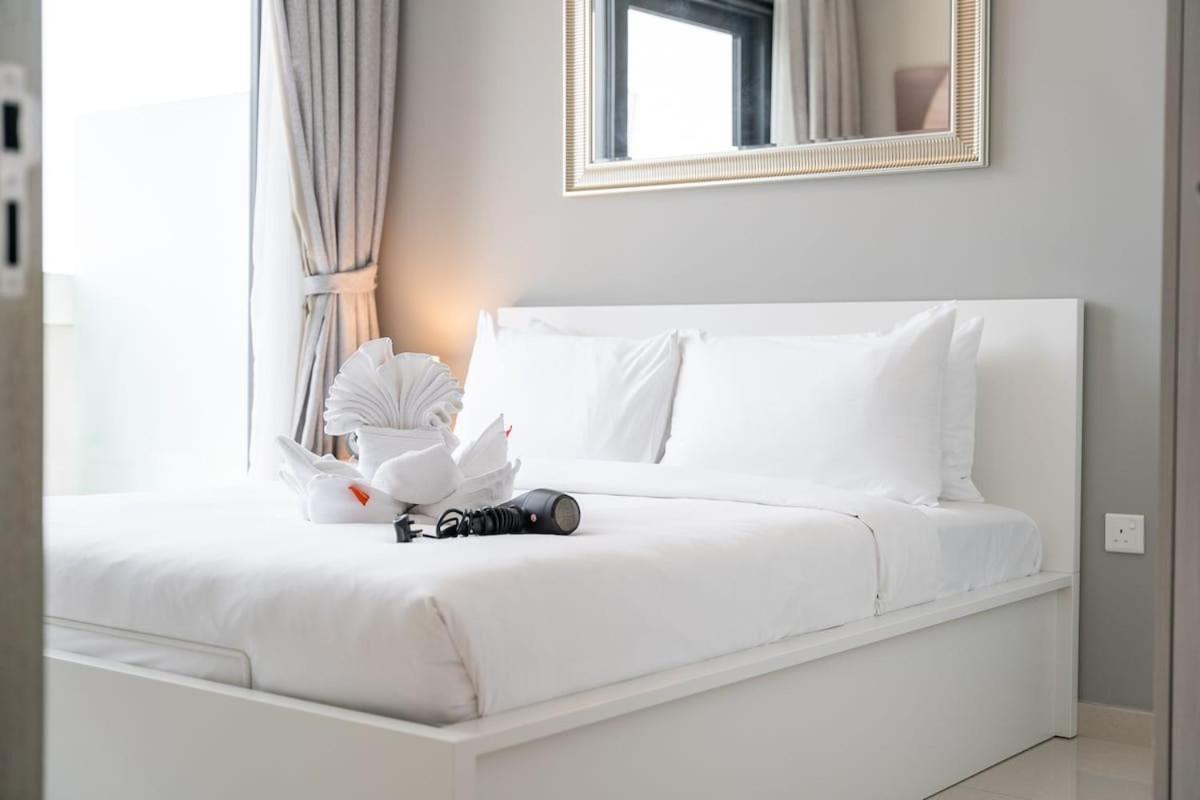 Stylish 1-bedroom With Stunning Canal Views At Business Bay *