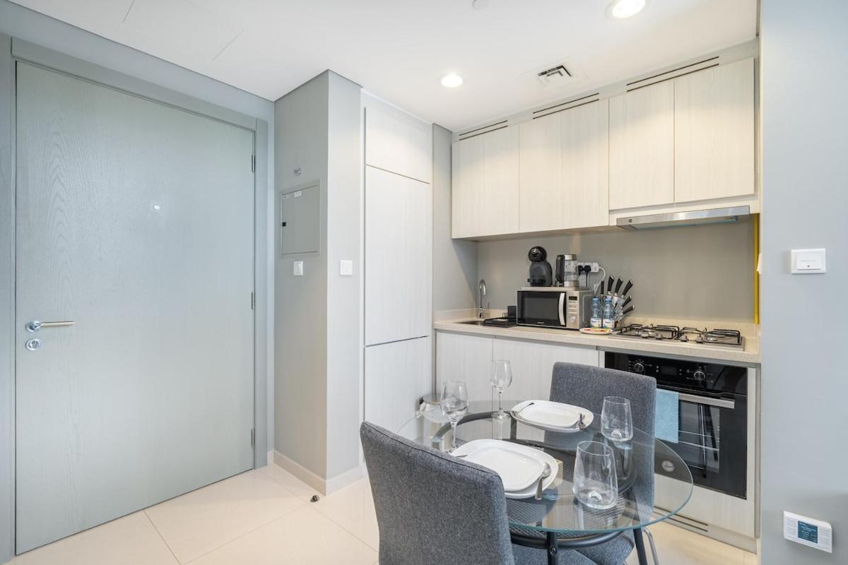 Stylish 1-bedroom With Stunning Canal Views At Business Bay Apartment *