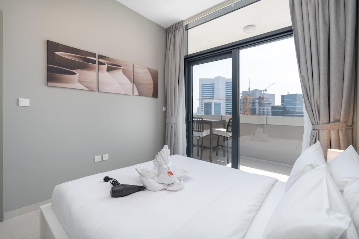 Stylish 1-bedroom With Stunning Canal Views At Business Bay Apartment