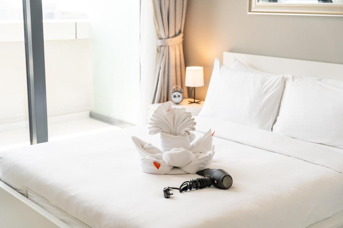 Stylish 1-bedroom With Stunning Canal Views At Business Bay Apartment *