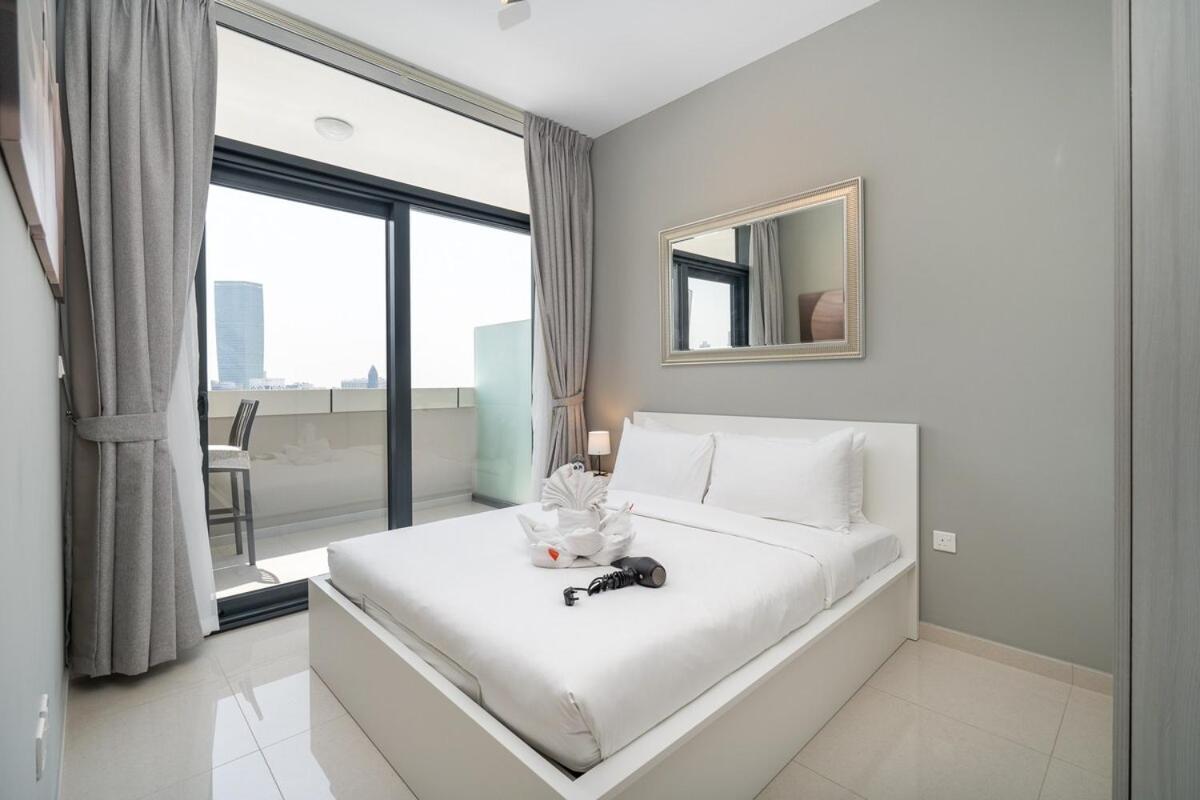Stylish 1-bedroom With Stunning Canal Views At Business Bay Apartment