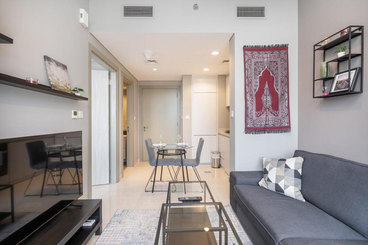 Stylish 1-bedroom With Stunning Canal Views At Business Bay Apartment *